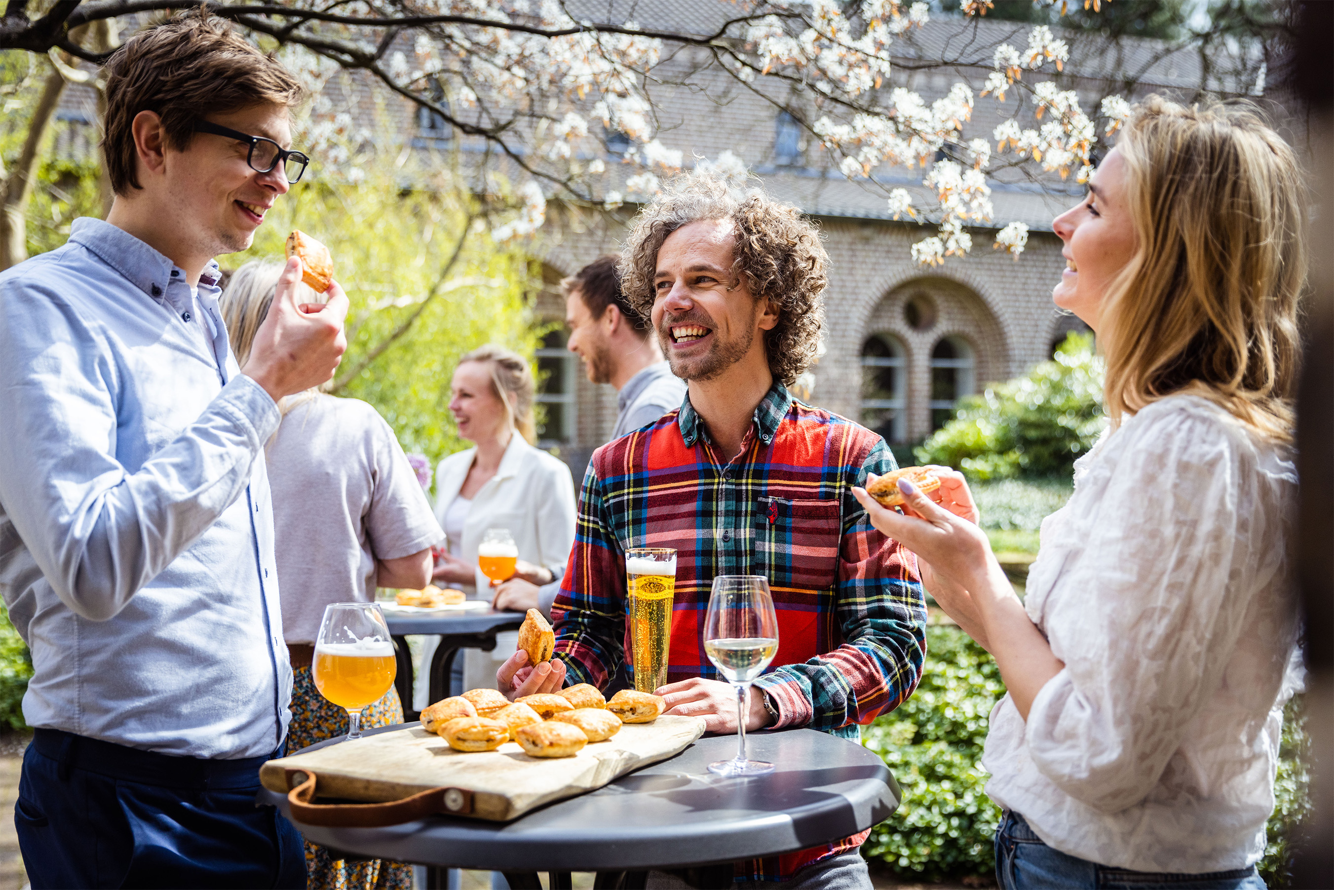Gasten genieten samen van hartige snacks op een catering